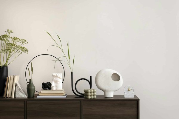 Comment choisir des boucles d'oreilles qui mettent en valeur une coupe de cheveux courte ?